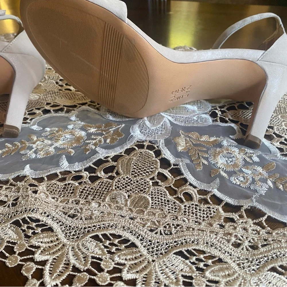 Naturalizer ankle strap heels EUC